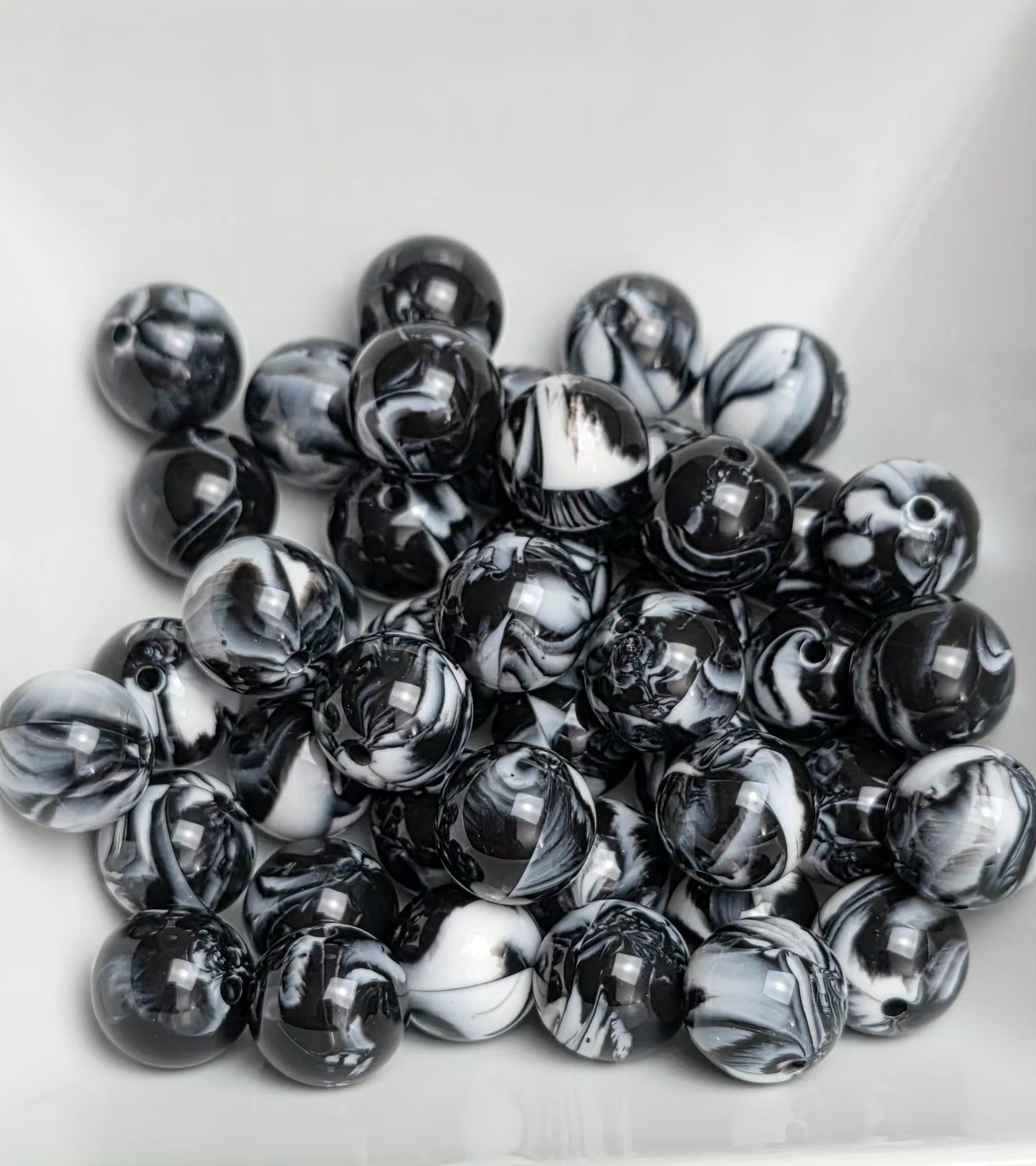 Tuxedo Swirl 16mm Acrylic Beads – 10 Pack
