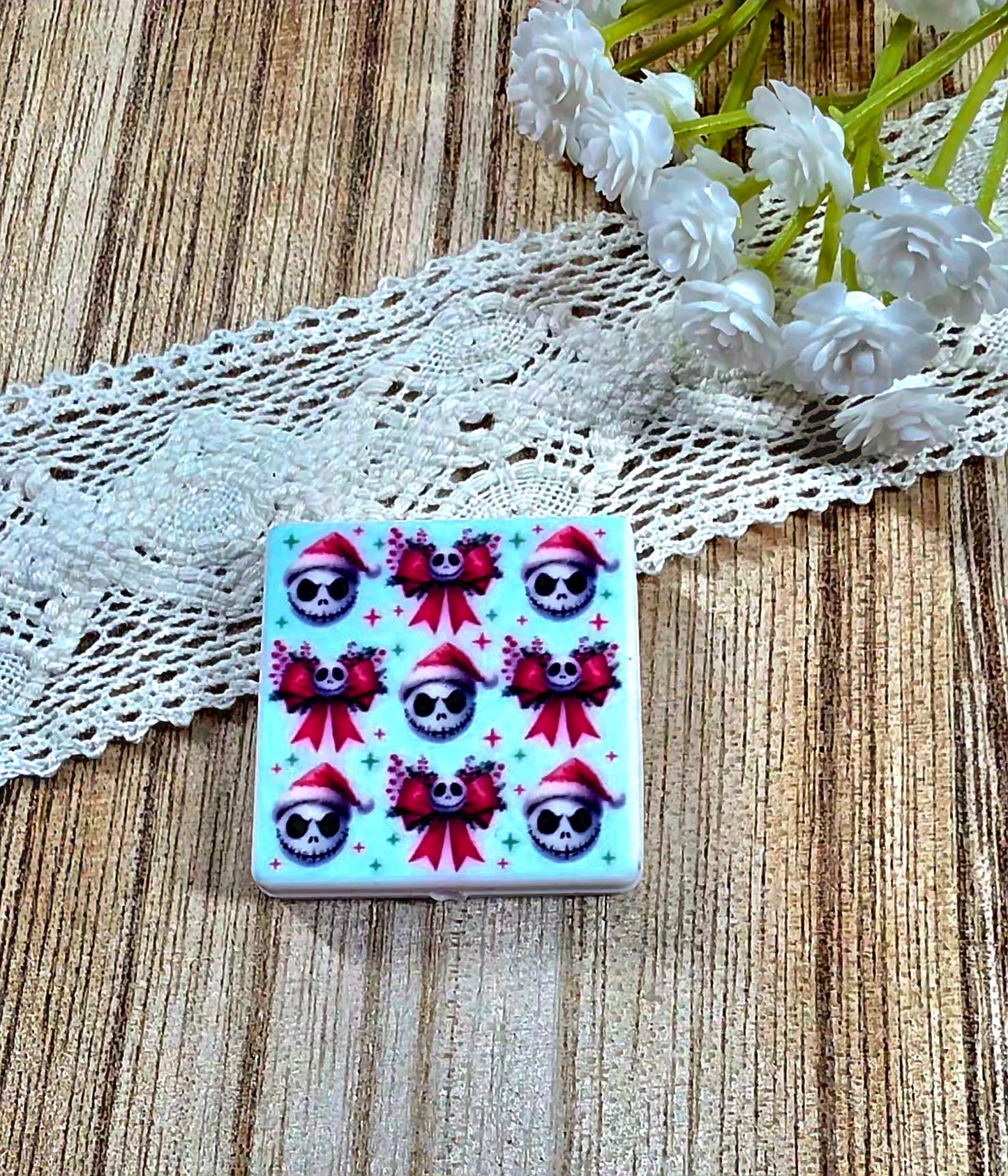 Spooky Christmas Inspired Silicone Focal Bead ā Holiday Skeleton Pattern Design