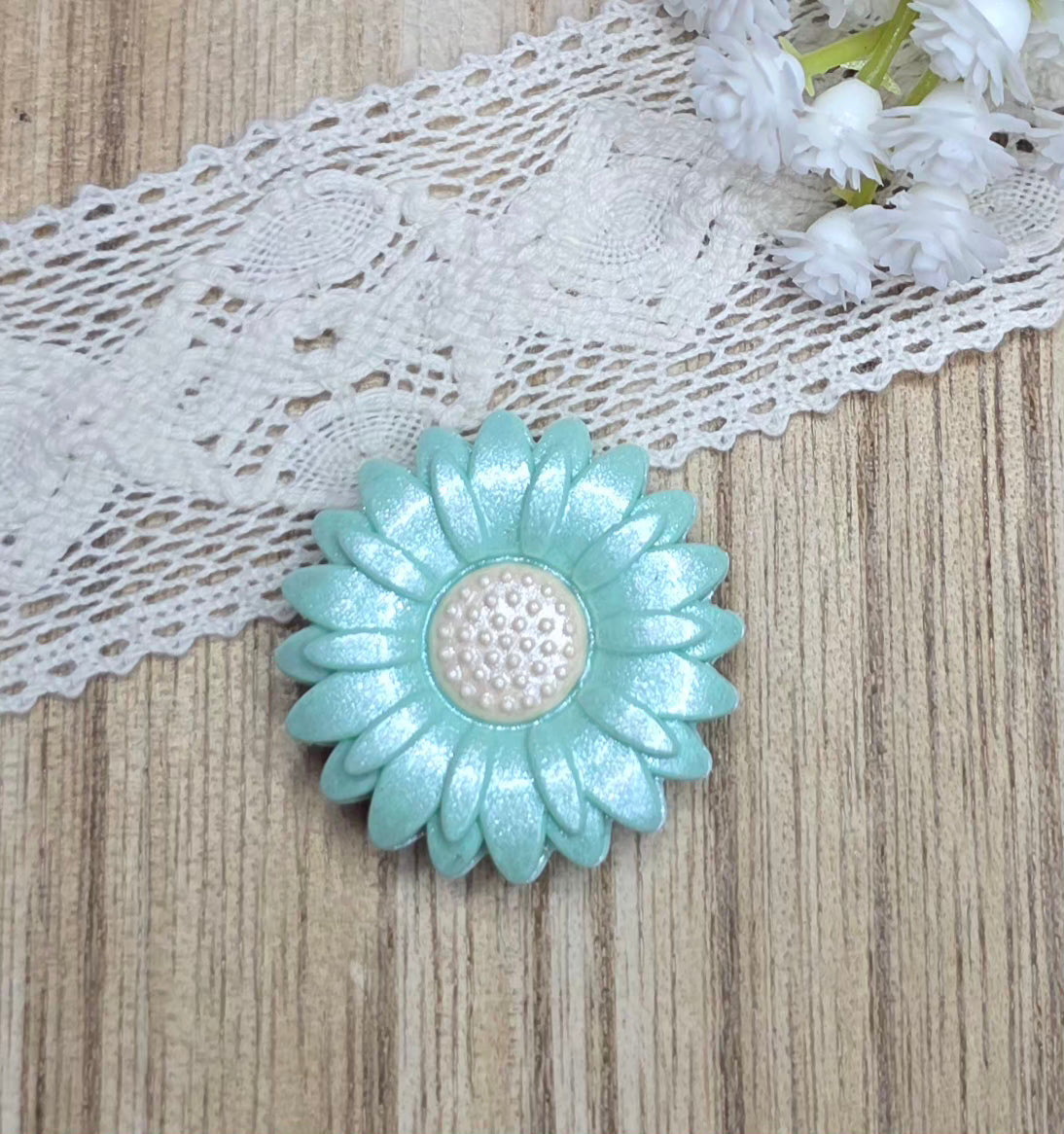 Pearl Shimmer Daisy Silicone Focal Bead