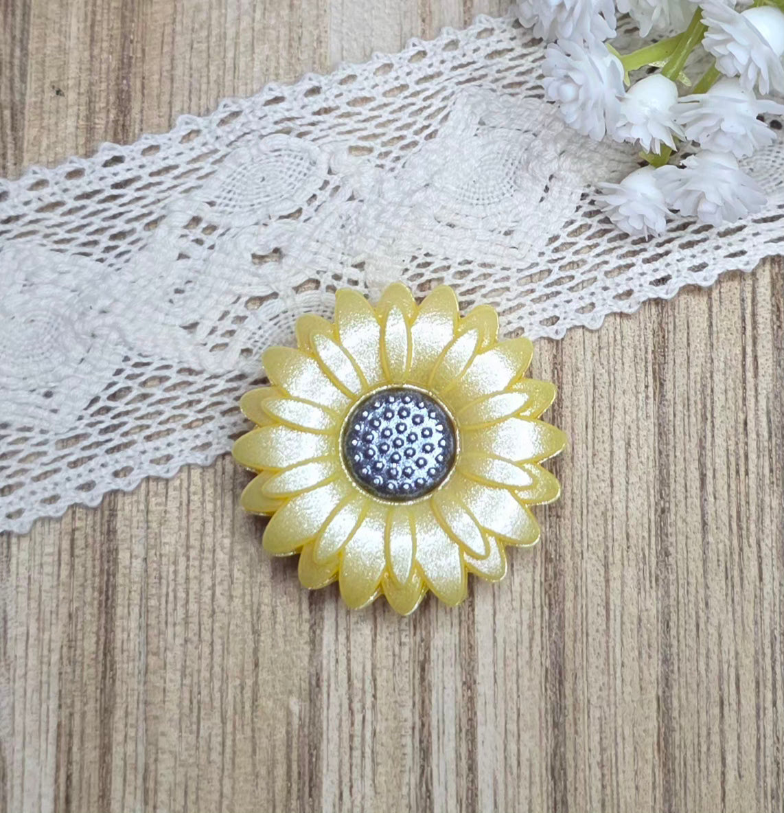 Pearl Shimmer Daisy Silicone Focal Bead