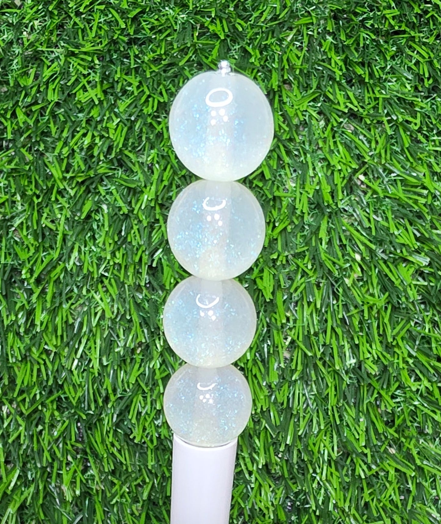 White 16mm glow in the dark glitter acrylic beads