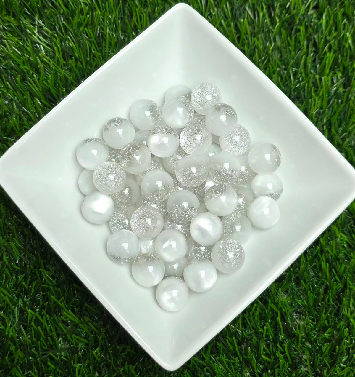 White & Silver Glitter Cat Eye Acrylic Beads – 16mm – 5 Pack