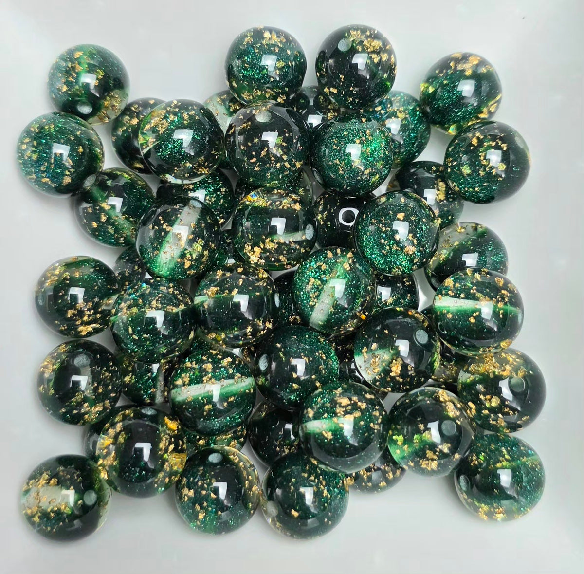 Emerald Green Glitter & Gold Foil Acrylic Beads – 16mm – 5 Pack