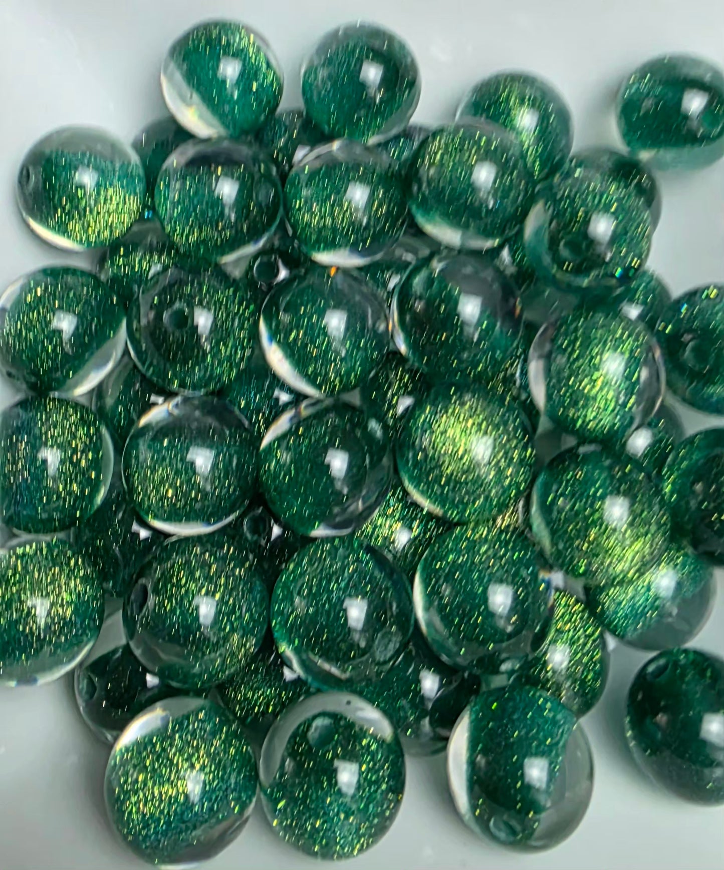 Emerald Green Glitter Shimmer Acrylic Beads – 16mm – 10 Pack