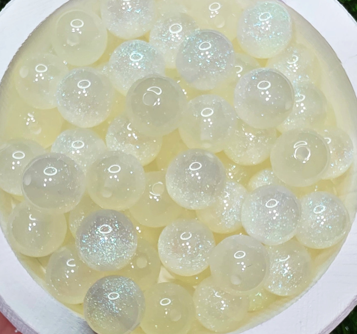 White 16mm glow in the dark glitter acrylic beads