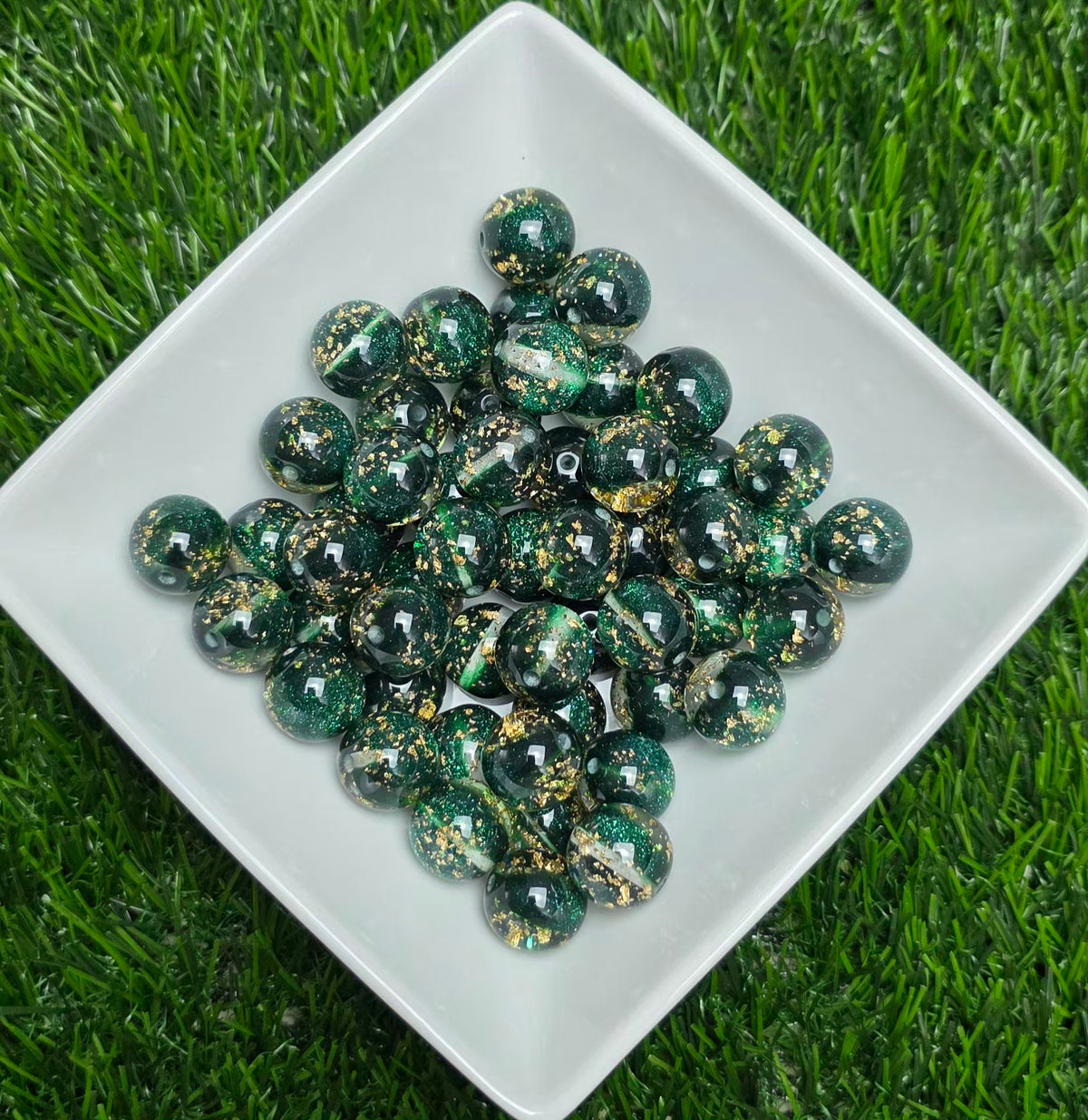 Emerald Green Glitter & Gold Foil Acrylic Beads – 16mm – 5 Pack
