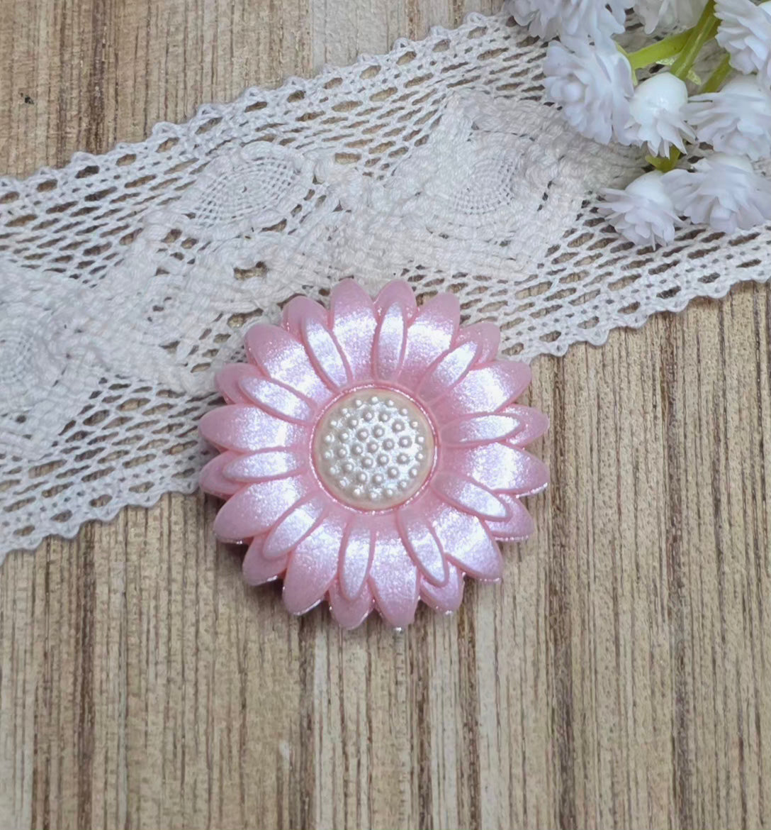 Pearl Shimmer Daisy Silicone Focal Bead