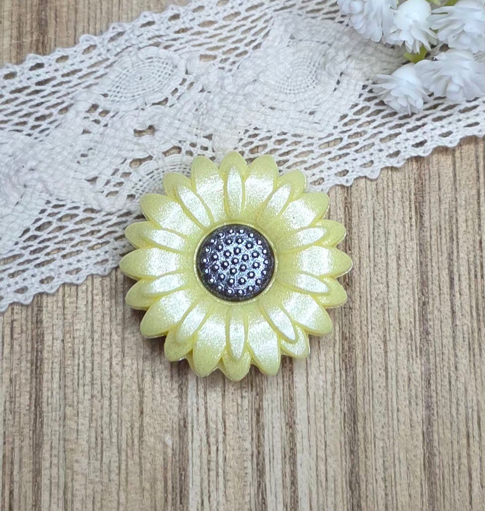 Pearl Shimmer Daisy Silicone Focal Bead