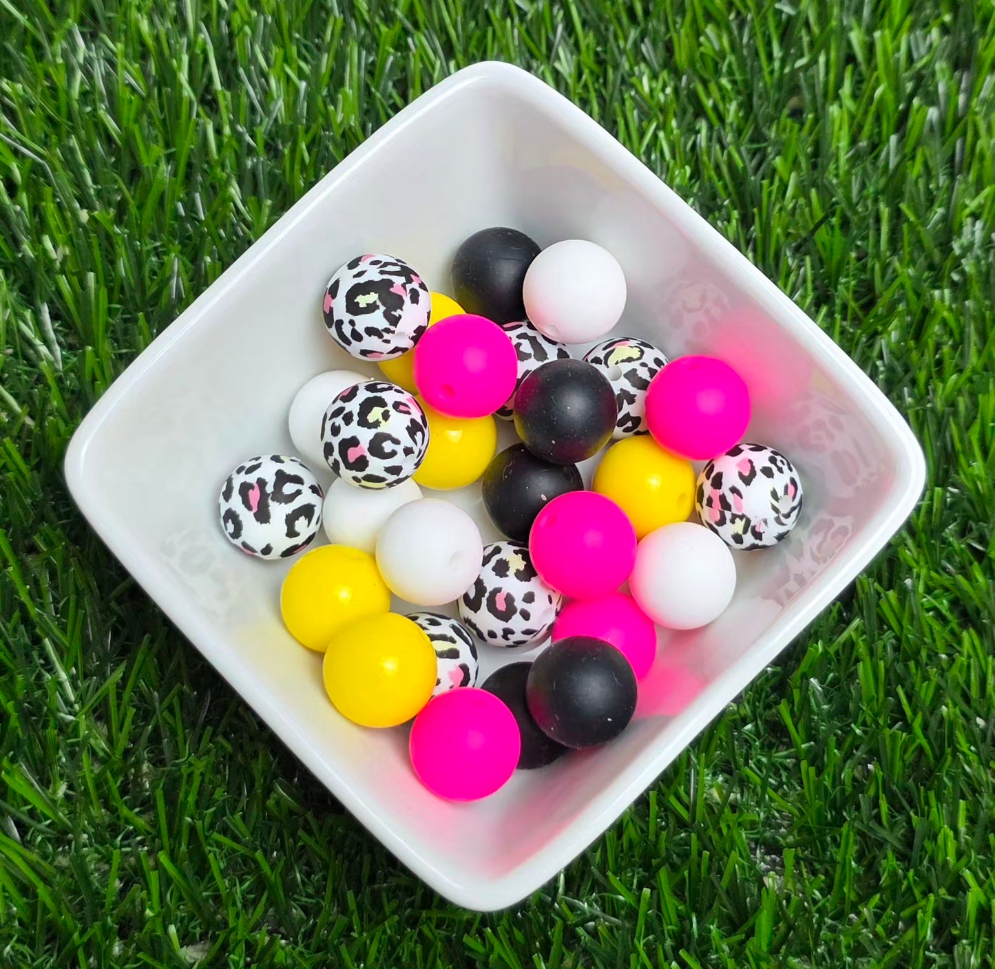 Chic Jungle – 15mm Curated Silicone Bead Mix – 25 Pieces
