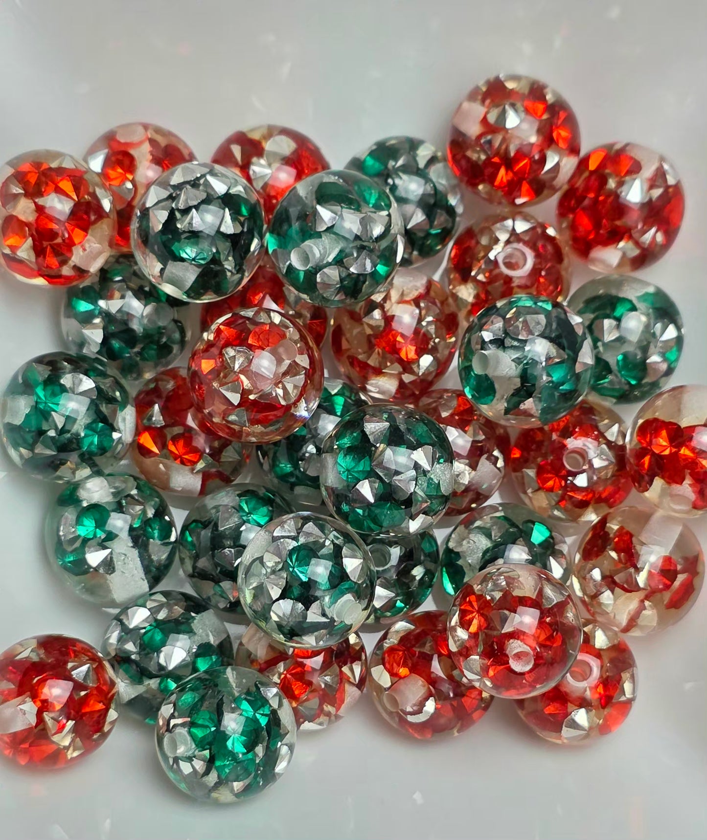 Sparkling Mistletoe — Red & Green — 10 beads