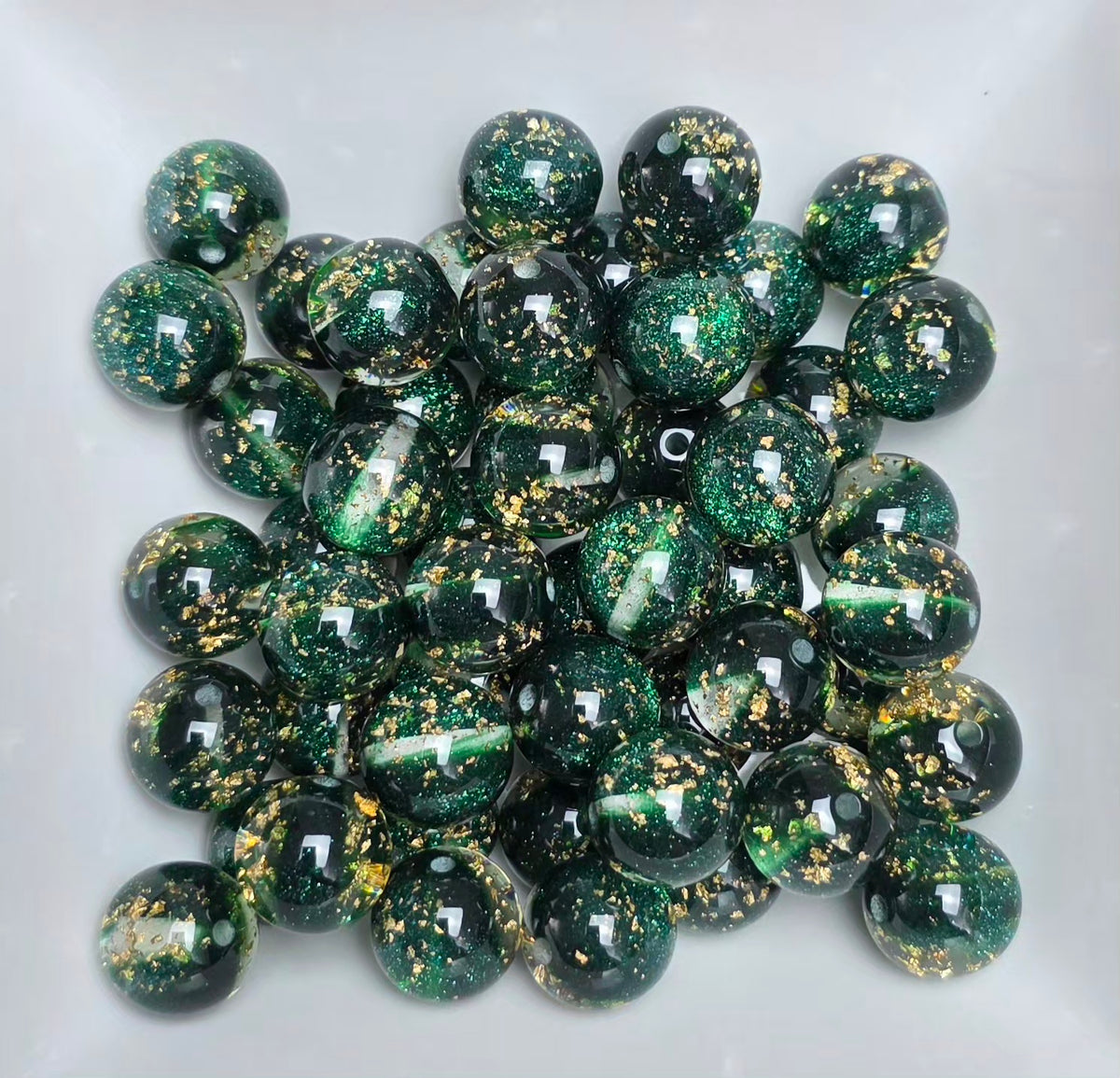 Emerald Green Glitter & Gold Foil Acrylic Beads – 16mm – 5 Pack